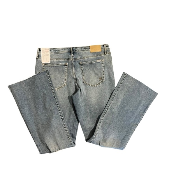 3/$30 🍂 Seven7 Felicity High Rise Slim Light Blue Flared Jeans - Picture 7 of 11